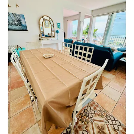 En Famille Face - A Pontaillac Apartment *